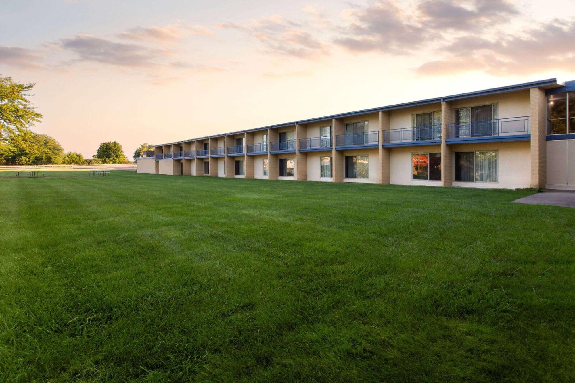 Baymont By Wyndham Bay City Hotel Exterior photo